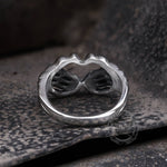 Charger l'image dans la galerie, Bague gothique en acier inoxydable en forme de cœur avec crâne à la main