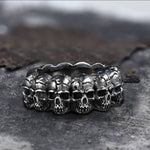 Charger l'image dans la galerie, Bague tête de mort entourée en titane et acier inoxydable