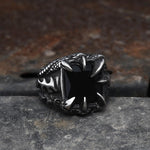 Charger l&#39;image dans la galerie, Cool Dragon Claw Stainless Steel CZ Ring | Gthic.com
