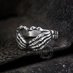 Charger l&#39;image dans la galerie, Bague gothique en acier inoxydable en forme de cœur avec crâne à la main
